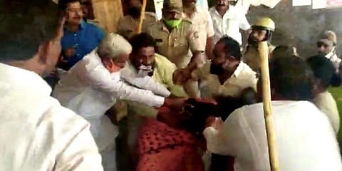 ಮಹಿಳೆಯನ್ನು ಎಳೆಯುತ್ತಿರುವ ಸಿದ್ದು ಸವದಿ