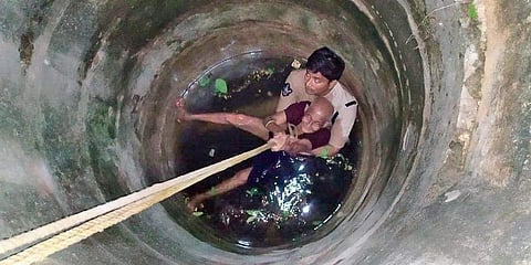 ಮಹಿಳೆ ರಕ್ಷಿಸುತ್ತಿರುವ ಪೊಲೀಸ್
