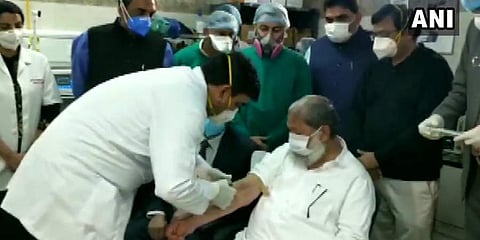 ಲಸಿಕೆ ಪಡೆಯುತ್ತಿರುವ ಅನಿಲ್ ವಿಜ್