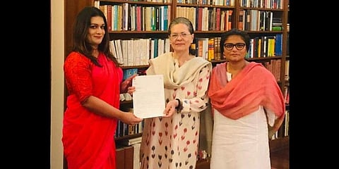 ಕಾಂಗ್ರೆಸ್ ಅಧ್ಯಕ್ಷ ಸೋನಿಯಾ ಗಾಂಧಿ ಜತೆ ಅಪ್ಸರಾ