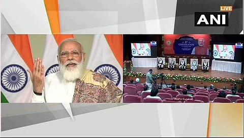 ಪ್ರಧಾನಿ ನರೇಂದ್ರ ಮೋದಿ ವಿದ್ಯಾರ್ಥಿಗಳನ್ನುದ್ದೇಶಿಸಿ ಮಾತನಾಡುತ್ತಿರುವುದು