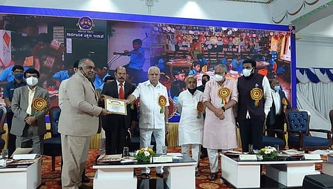 ಸರ್ಕಾರಿ ಶಾಲೆ ದತ್ತು ಪಡೆದುಕೊಂಡವರಿಗೆ ದತ್ತು ಸ್ವೀಕಾರ ಪತ್ರ ವಿತರಿಸಿದ ಮುಖ್ಯಮಂತ್ರಿ ಬಿ ಎಸ್ ಯಡಿಯೂರಪ್ಪ
