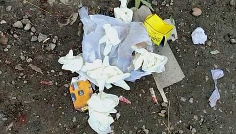 ಹ್ಯಾಂಡ್ ಗ್ಲೌಸ್ ಗಳನ್ನು ಎಲ್ಲೆಂದರಲ್ಲಿ ಎಸೆದಿರುವ ಮತದಾರರು