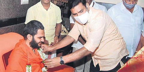 ಸ್ವಾಮೀಜಿ ಆಶೀರ್ವಾದ ಪಡೆದ ಸಿಎಂ ಪುತ್ರ