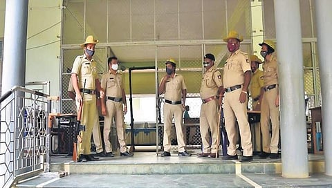 ಬೆಂಗಳೂರಿನ ಶಾಲೆಯೊಂದರಲ್ಲಿ ಭದ್ರವಾಗಿ ಇರಿಸಿರುವ ಮತಯಂತ್ರಗಳಿಗೆ ಪೊಲೀಸರ ಸರ್ಪಗಾವಲು