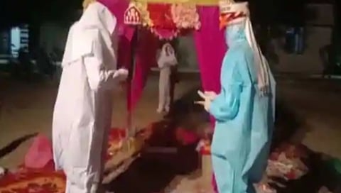 ಪಿಪಿಇ ಕಿಟ್ ಕಿಟ್ ಧರಿಸಿ ಮದುವೆಯಾದ ನವಜೋಡಿ