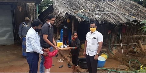 ಬಾಲಕಿಗೆ ಸೋಲಾರ್ ಲ್ಯಾಂಪ್ ಹಸ್ತಾಂತರ