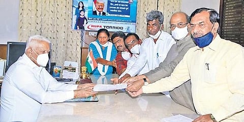 ರಾಜ್ಯಪಾಲರಿಗೆ ದೂರು ನೀಡಿದ ಬಿಜೆಪಿ ಸದಸ್ಯರು