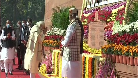 ಹುತಾತ್ಮರಿಗೆ ಶ್ರದ್ಧಾಂಜಲಿ ಸಲ್ಲಿಸುತ್ತಿರುವ ಪ್ರಧಾನಿ ಮೋದಿ