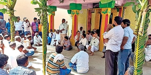 ತಿಪಟೂರಿನಲ್ಲಿ ನಡೆಯಲಿರುವ ಗ್ರಾಮ ಪಂಚಾಯಿತಿ ಮತದಾನದ ಬಹಿಷ್ಕಾರದ ಚರ್ಚೆ ನಡೆಸುತ್ತಿರುವ ಹೊನ್ನಾವಳ್ಳಿ ಗ್ರಾಮದ ನಿವಾಸಿಗಳು