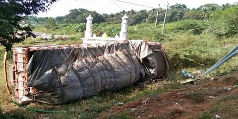 ಕೊಳ್ಳೇಗಾಲ ಸಮೀಪ ನಿಯಂತ್ರಣ ತಪ್ಪಿ ಹಳ್ಳಕ್ಕೆ ಬಿದ್ದ ಲಾರಿ