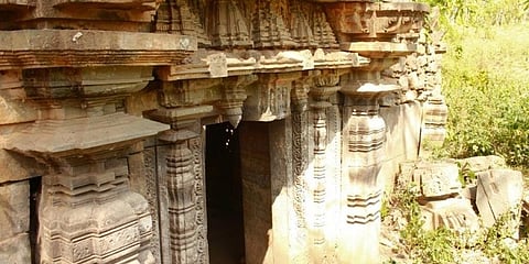 ನಿರ್ಲಕ್ಷ್ಯಕ್ಕೊಳಪಟ್ಟ ಸ್ಮಾರಕಗಳ ಚಿತ್ರ