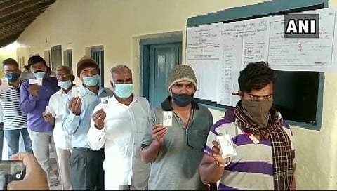 ಮತಹಕ್ಕು ಚಲಾಯಿಸಲು ಸಾಲಿನಲ್ಲಿ ನಿಂತಿರುವ ಮತದಾರರು