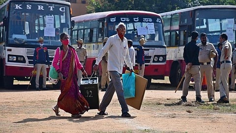 ನೆಲಮಂಗಲ ಮತ ಕೇಂದ್ರಕ್ಕೆ ಆಗಮಿಸುತ್ತಿರುವ ಮತಗಟ್ಟೆ ಸಿಬ್ಬಂದಿ
