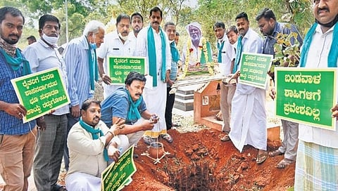 ರೈತರ ಅಂತಿಮ ಕ್ರಿಯೆಯನ್ನು ಮಾಡುವ ರೀತಿಯಲ್ಲಿ  ಕೇಂದ್ರ ಸರ್ಕಾರದ ಕೃಷಿ ಕಾಯ್ದೆ ವಿರುದ್ಧ ರೈತರ ಸಾಂಕೇತಿಕ ಪ್ರತಿಭಟನೆ