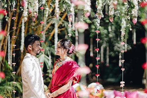 ನಟ ರಮೇಶ್ ಅರವಿಂದ್ ಹಾಗೂ ಅರ್ಚನಾ ದಂಪತಿಯ ಪುತ್ರಿ ನಿಹಾರಿಕಾ ದಾಂಪತ್ಯ ಜೀವನಕ್ಕೆ ಕಾಲಿಟ್ಟಿದ್ದು, ಸಹೋದ್ಯೋಗಿ ಅಕ್ಷಯ್‌ ಜೊತೆ ನಿಹಾರಿಕಾ ಅವರ ಮದುವೆ ನೆರವೇರಿದೆ. ಬನ್ನೇರುಘಟ್ಟ ರಸ್ತೆಯಲ್ಲಿರುವ ಖಾಸಗಿ ರೆಸಾರ್ಟ್‌ನಲ್ಲಿ ಈ ಶುಭ ಸಮಾರಂಭ ನಡೆದಿದ್ದು, ಕೊರೊನಾ ವೈರಸ್‌ ಹರಡುವ ಭೀತಿ  ಇರುವುದರಿಂದ ಕುಟುಂಬದವರು 