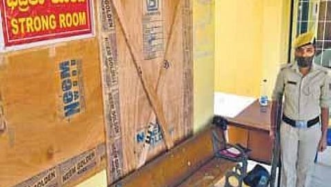 ನೆಲಮಂಗಲ ಜ್ಯೂನಿಯರ್ ಕಾಲೇಜ್ ನಲ್ಲಿ ಬ್ಯಾಲೆಟ್ ಬಾಕ್ಸ್ ಇಡಲಾಗಿದ್ದು ಪೊಲೀಸ್ ಸಿಬ್ಬಂದಿ ಕಾವಲು