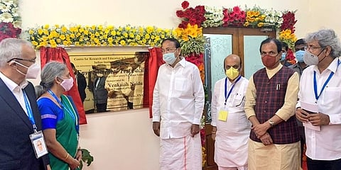 ಹೊಸಕೋಟೆಯ ಕ್ರಸ್ಟ್ ಕ್ಯಾಂಪಸ್‌ನಲ್ಲಿರುವ ಖ್ಯಾತ ಆಪ್ಟಿಕಲ್ ಫೈಬ್ರಿಕೇಷನ್ ಸೌಲಭ್ಯ ಘಟಕ ಉದ್ಘಾಟಿಸಿದ ಉಪರಾಷ್ಟ್ರಪತಿ ವೆಂಕಯ್ಯ ನಾಯ್ಡು