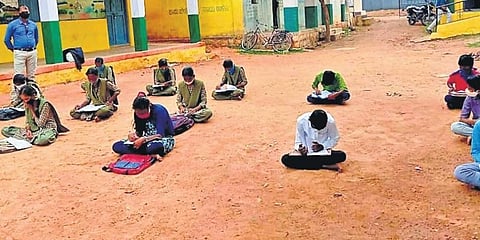 ವಿದ್ಯಾಗಮ ಕಲಿಕಾ ಕಾರ್ಯಕ್ರಮದಲ್ಲಿ ವಿದ್ಯಾರ್ಥಿಗಳು