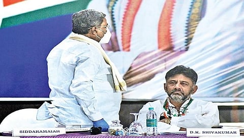 ಇತ್ತೀಚೆಗೆ ನಡೆದ ಕಾಂಗ್ರೆಸ್ ಸಭೆಯಲ್ಲಿ ಸಿದ್ದರಾಮಯ್ಯ ಮತ್ತು ಡಿ ಕೆ ಶಿವಕುಮಾರ್