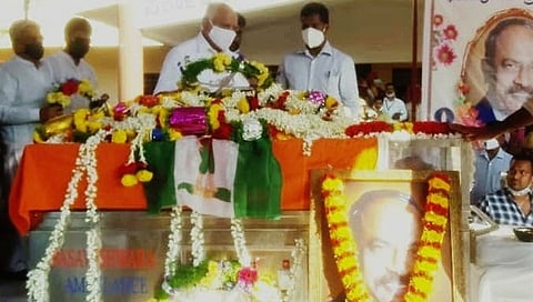 ಧರ್ಮೇಗೌಡ ಅವರ ಅಂತ್ಯಕ್ರಿಯೆಯಲ್ಲಿ ಬಿಎಸ್ ವೈ