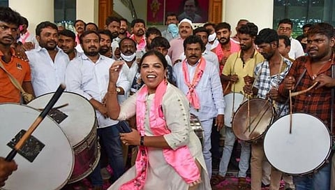 ಟಿಆರ್ ಎಸ್ ಅಭಿಮಾನಿಗಳ ಸಂಭ್ರಮ, ಸಡಗರ