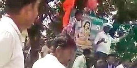 ಹರಾಜು ಕೂಗುತ್ತಿರುವ ದೃಶ್ಯ