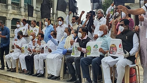 ಪ್ರತಿಭಟನೆಯಲ್ಲಿ ಕಾಂಗ್ರೆಸ್ ನಾಯಕರು