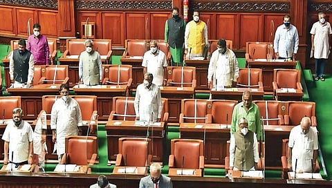 ಚಳಿಗಾಲ ಅಧಿವೇಶನ ಆರಂಭದ ದಿನವಾದ ನಿನ್ನೆ ಆರಂಭದಲ್ಲಿ ಈ ವರ್ಷ ನಿಧನರಾದ ಶಾಸಕರಿಗೆ ವಿಧಾನಸಭೆಯಲ್ಲಿ ಒಂದು ನಿಮಿಷ ಮೌನ ಆಚರಿಸುವ ಮೂಲಕ ಗೌರವ ಸಲ್ಲಿಸಲಾಯಿತು