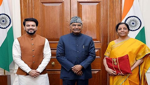 ರಾಷ್ಟ್ರಪತಿಗಳೊಂದಿಗೆ ಹಣಕಾಸು ಸಚಿವೆ ನಿರ್ಮಲಾ ಸೀತಾರಾಮನ್ ಮತ್ತು ವಿತ್ತ ಖಾತೆ ರಾಜ್ಯ ಸಚಿವ ಅನುರಾಗ್ ಠಾಕೂರ್