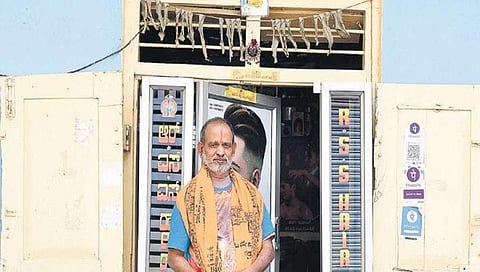 ತಮ್ಮ ಕ್ಷೌರದ ಅಂಗಡಿ ಮುಂದೆ ಅಧಿನಾರಾಯಣ