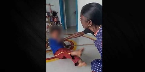 ಮಗುವಿಗೆ ಥಳಿಸುತ್ತಿರುವ ಅಂಗನವಾಡಿ ಸಿಬ್ಬಂದಿ
