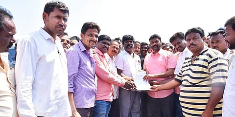 ಪ್ರತಿಭಟನಾಕಾರರೊಂದಿಗೆ ಆನಂದ್ ಸಿಂಗ್
