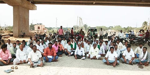 ಪ್ರತಿಭಟನಾ ನಿರತ ಗ್ರಾಮಸ್ಥರು