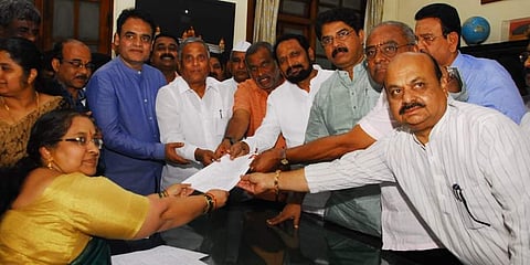 ನಾಮಪತ್ರ ಸಲ್ಲಿಸುತ್ತಿರುವ ಲಕ್ಷ್ಮಣ ಸವದಿ