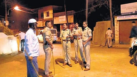 ಘರ್ಷಣೆ ನಡೆದ ಸ್ಥಳದಲ್ಲಿ ಪೊಲೀಸರು
