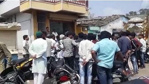 ಮನೆ ಮುಂದೆ ಪ್ರತಿಭಟನೆಯ ಚಿತ್ರ