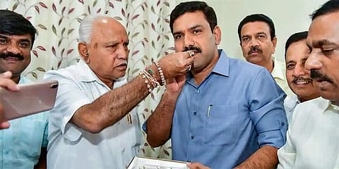 ಸಿಎಂ ಬಿಎಸ್ ವೈ ಮತ್ತು ಅವರ ಪುತ್ರ ಬಿ ವೈ ವಿಜಯೇಂದ್ರ (ಸಂಗ್ರಹ ಚಿತ್ರ)