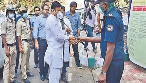 ಬೆಂಗಳೂರಿನಲ್ಲಿ ಮೃತಪಟ್ಟ ಕೋವಿಡ್-19 ರೋಗಿಯನ್ನು ಹಾಸಿಗೆಗಳ ಕೊರತೆಯಿಂದಾಗಿ ಆರ್‌ಜಿಐಸಿಡಿಗೆ ಸೇರಿಸಿಕೊಂಡಿರಲಿಲ್ಲ: ಸಚಿವ ಸುಧಾಕರ್