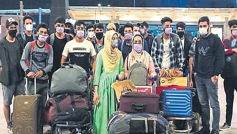 ಬೆಂಗಳೂರು: ವಿಮಾನ ಹಾರಾಟ ನಿಷೇಧ-ಮನೆಗೆ ತೆರಳಲಾಗದೆ ಕಾಶ್ಮೀರಿ ವಿದ್ಯಾರ್ಥಿಗಳ ಪರದಾಟ