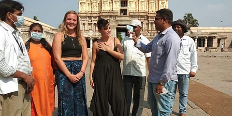 ಕೊರೊನ ಭೀತಿ: ಹಂಪಿಯಲ್ಲಿ ಪ್ರವಾಸಿಗರ ಆರೋಗ್ಯ ತಪಾಸಣೆ