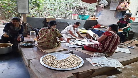 ಹೋಳಿಗೆ ತಯಾರಿಸುತ್ತಿರುವ ಶರಾವತಿ ಭಟ್ ಮತ್ತು ಅವರ ತಂಡ