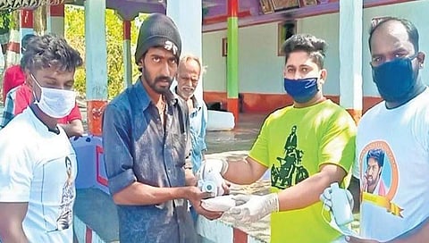 ಕೋವಿಡ್ ಮಹಾಮಾರಿ: ಬಡವರ, ದೀನರ ನೆರವಿಗೆ ನಿಂತ ಸ್ಯಾಂಡಲ್ ವುಡ್ ಸ್ಟಾರ್ ಅಭಿಮಾನಿ ಬಳಗ