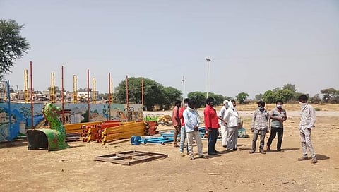 ನೆರವಿನ ನಿರೀಕ್ಷೆಯಲ್ಲಿರುವ ಜನರು