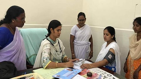 ದೇವುಪಳ್ಳಿ ಆರೋಗ್ಯ ಕೇಂದ್ರದಲ್ಲಿ ರೋಗಿಗಳ ತಪಾಸಣೆ ಮಾಡುತ್ತಿರುವ ವೈದ್ಯೆ ಡಾ ಜಾನ್ಸಿ