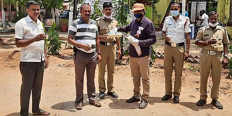 ಗಂಗಾವತಿ: ಯುವಕನಿಂದ ದಿನಕ್ಕೆ ಐನ್ನೂರು ಜನರಿಗೆ ಮಜ್ಜಿಗೆ... ವಿಟಾಮೀನ್ 'ಸಿ' ಪಾನಿಯಾ ವಿತರಣೆ!