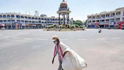 ಕೆ.ಆರ್. ಸರ್ಕಲ್ ನಲ್ಲಿ ಚಿಂದಿ ಹಾಯುವ ವ್ಯಕ್ತಿಯೊಬ್ಬ ನಡೆದು ಹೋಗುತ್ತಿರುವ ಚಿತ್ರ