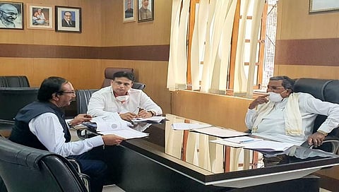 ಕೊರೊನಾ ಹಿನ್ನೆಲೆಯಲ್ಲಿ ಬೆಂಗಳೂರು ಮಹಾನಗರದಲ್ಲಿ ಕೈಗೊಂಡಿರುವ ಕ್ರಮಗಳ ಬಗ್ಗೆ ಬಿಬಿಎಂಪಿ ಆಯುಕ್ತರಾದ ಅನಿಲ್ ಕುಮಾರ್ ಅವರು ಇಂದಸಿದ್ದರಾಮಯ್ಯ ಅವರನ್ನು ಭೇಟಿಯಾಗಿ ಮಾಹಿತಿ ನೀಡಿದರು.