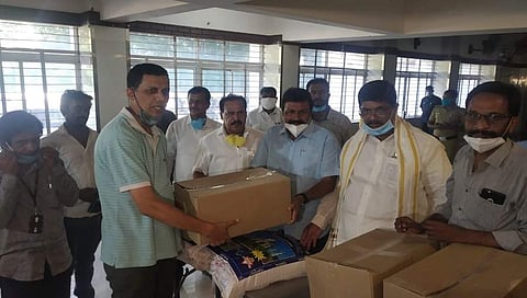 ಆಹಾರ ಧಾನ್ಯ ವಿತರಿಸುತ್ತಿರುವ ಸಚಿವರಾದ ಬಿ. ಸಿ. ಪಾಟೀಲ್, ಗೋಪಾಲಯ್ಯ