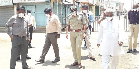ಬಾಗಲಕೋಟೆ ನಿರ್ಬಂದಿತ ಪ್ರದೇಶ ವೀಕ್ಷಿಸಿದ ಶಾಸಕ ವೀರಣ್ಣ ಚರಂತಿಮಠ ಮತ್ತು ಅಧಿಕಾರಿಗಳು.